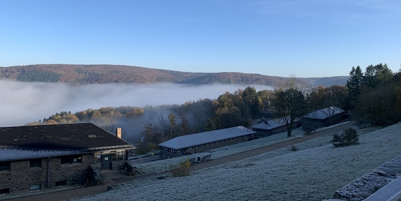 Gebäude der IP Vogelsang im Winter