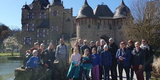Alle Teilnehmenden vor Burg Satzvey